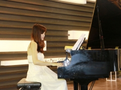 美女钢琴演奏