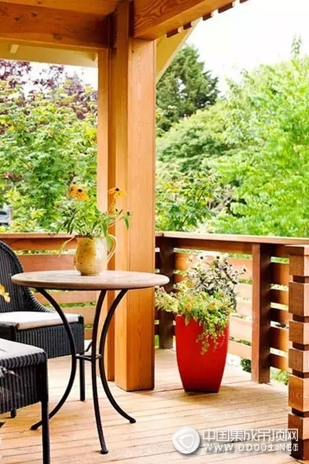阳台花园布置巧搭配，楚楚让您家沾染上春的诗意