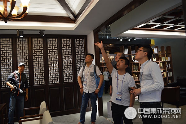 ZAGA震撼首秀上海厨卫展，尽显高端定制风采