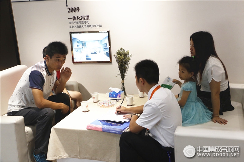 广州建博会：高端全房复式吊顶领导者，索菲尼洛震撼来袭—展会现场