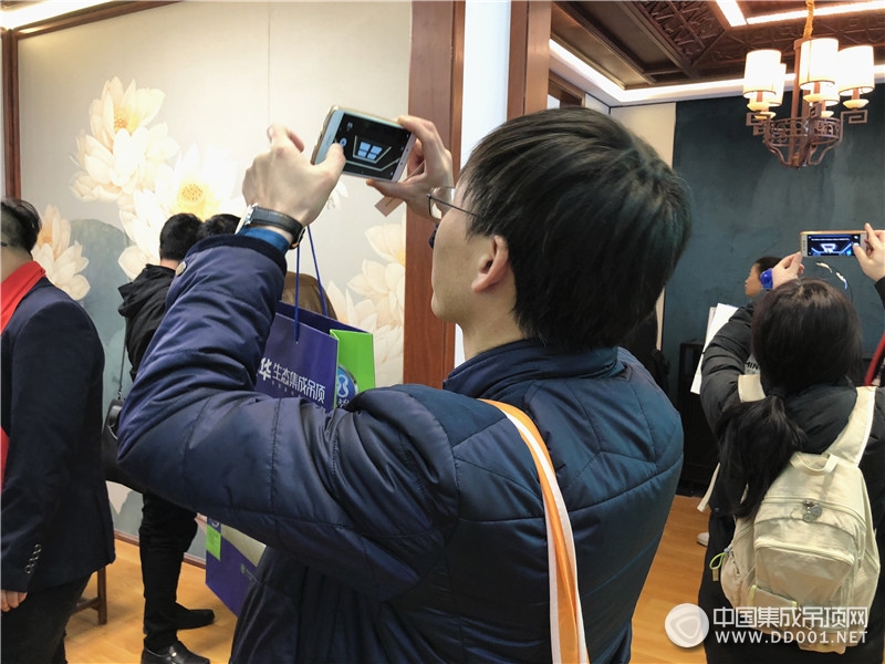 北京建博会：奥华三大产业并举，开启生态顶墙定制—展会现场