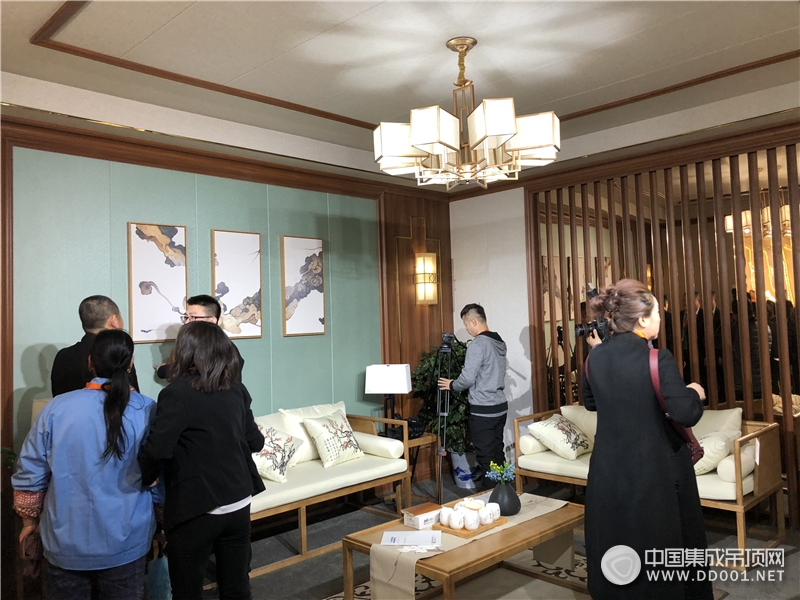 北京建博会：清新女神保丽卡莱完美演绎顶墙装饰—展会现场