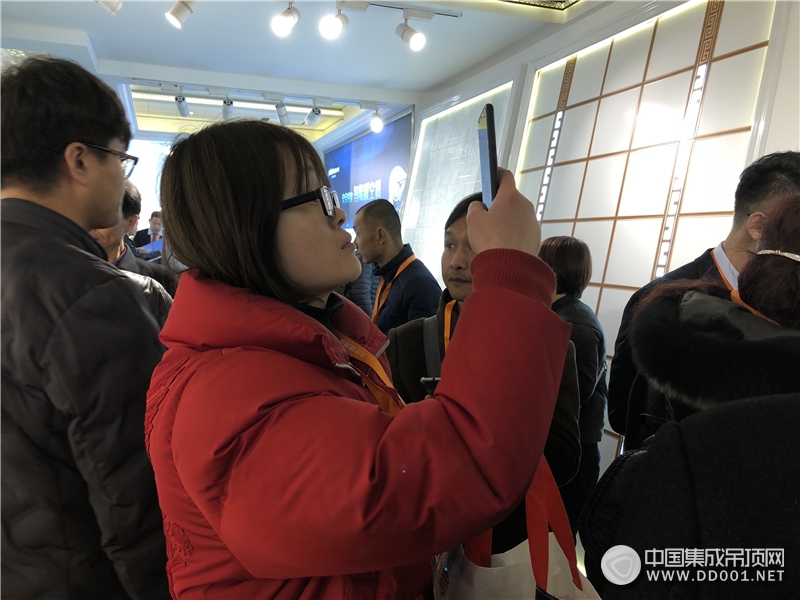 北京建博会：清新女神保丽卡莱完美演绎顶墙装饰—展会现场