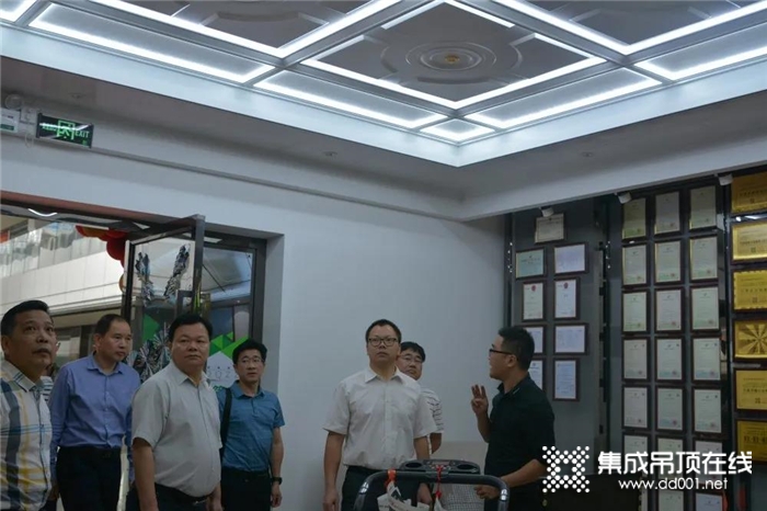 热烈欢迎平远县委县政府领导莅临菲梵顶墙智装展厅参观指导！